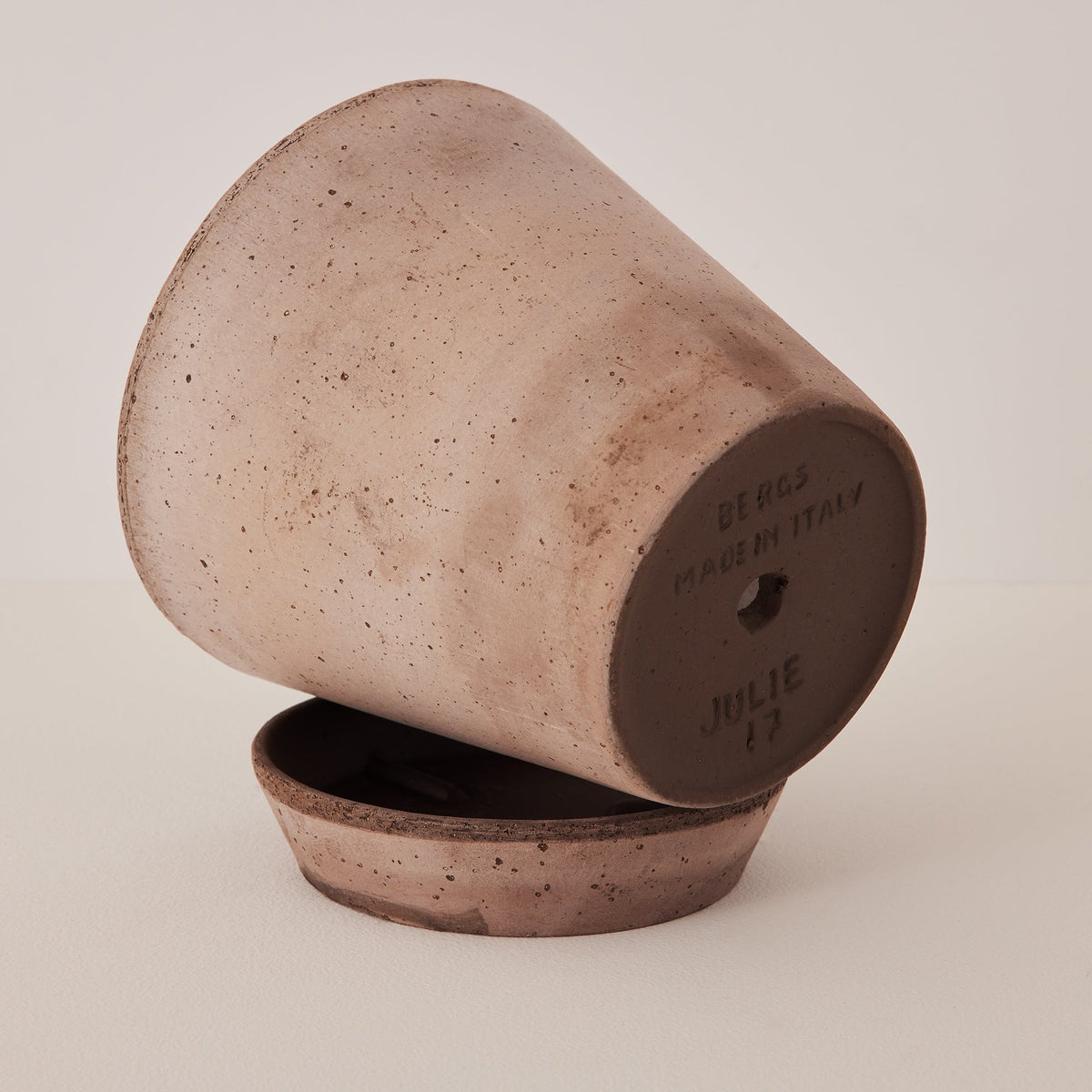 Julie Ø17 Planter & Saucer