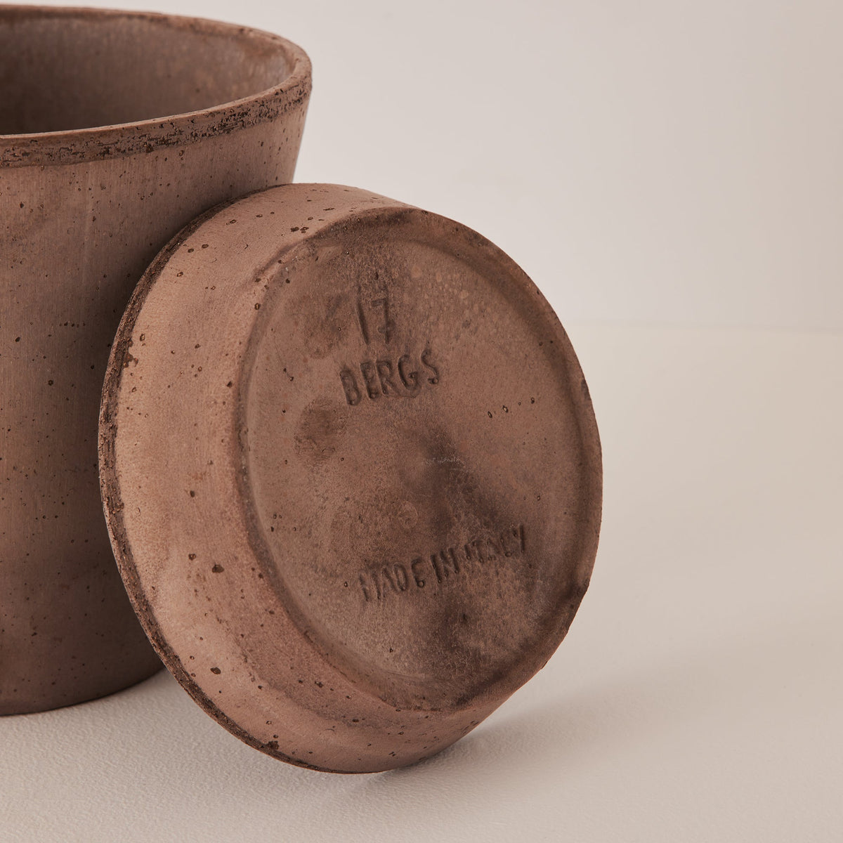 Julie Ø17 Planter & Saucer