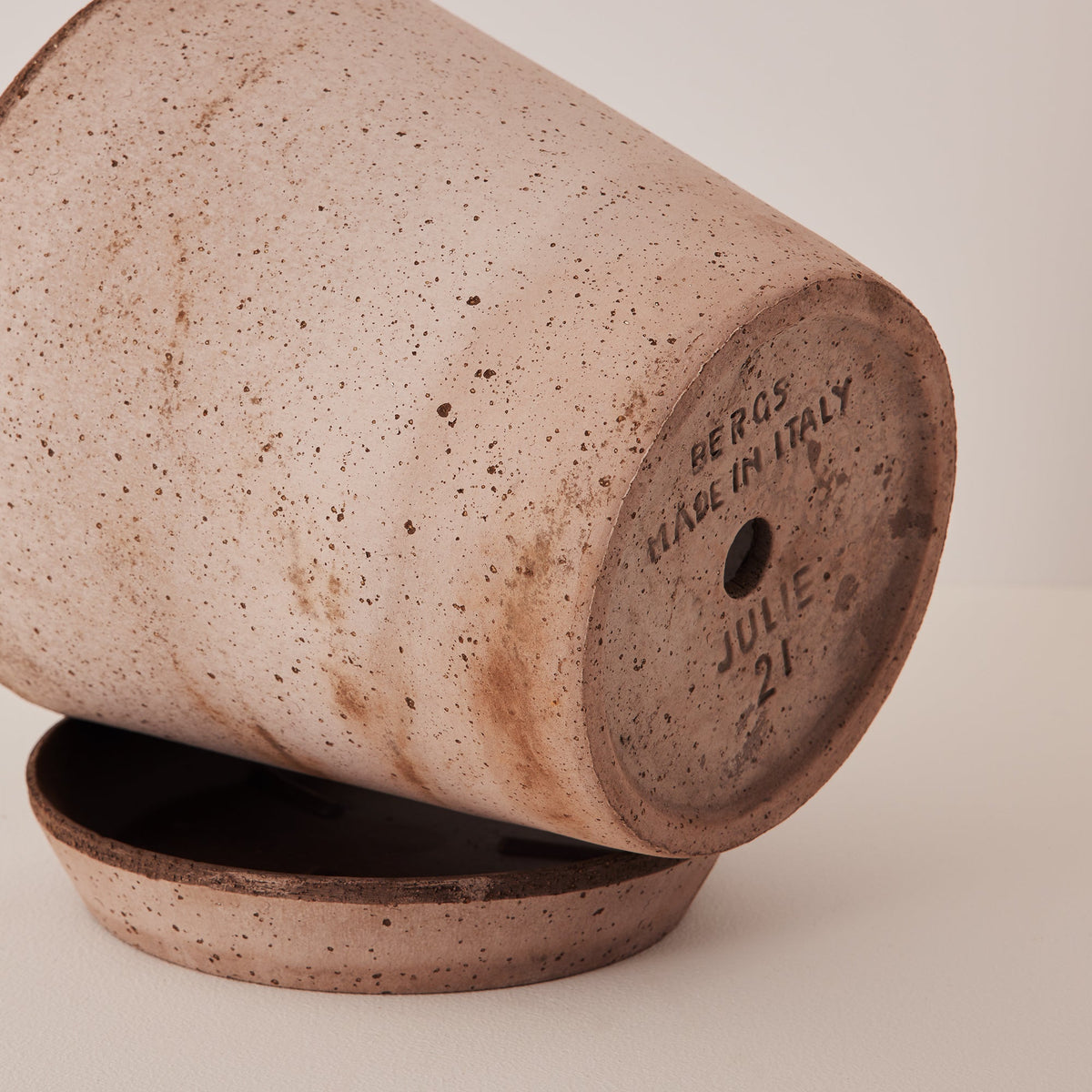 Julie Ø21 Planter & Saucer