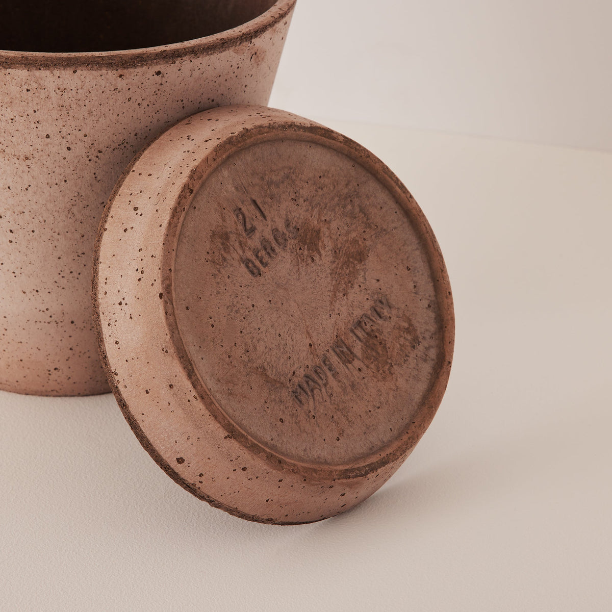 Julie Ø21 Planter & Saucer