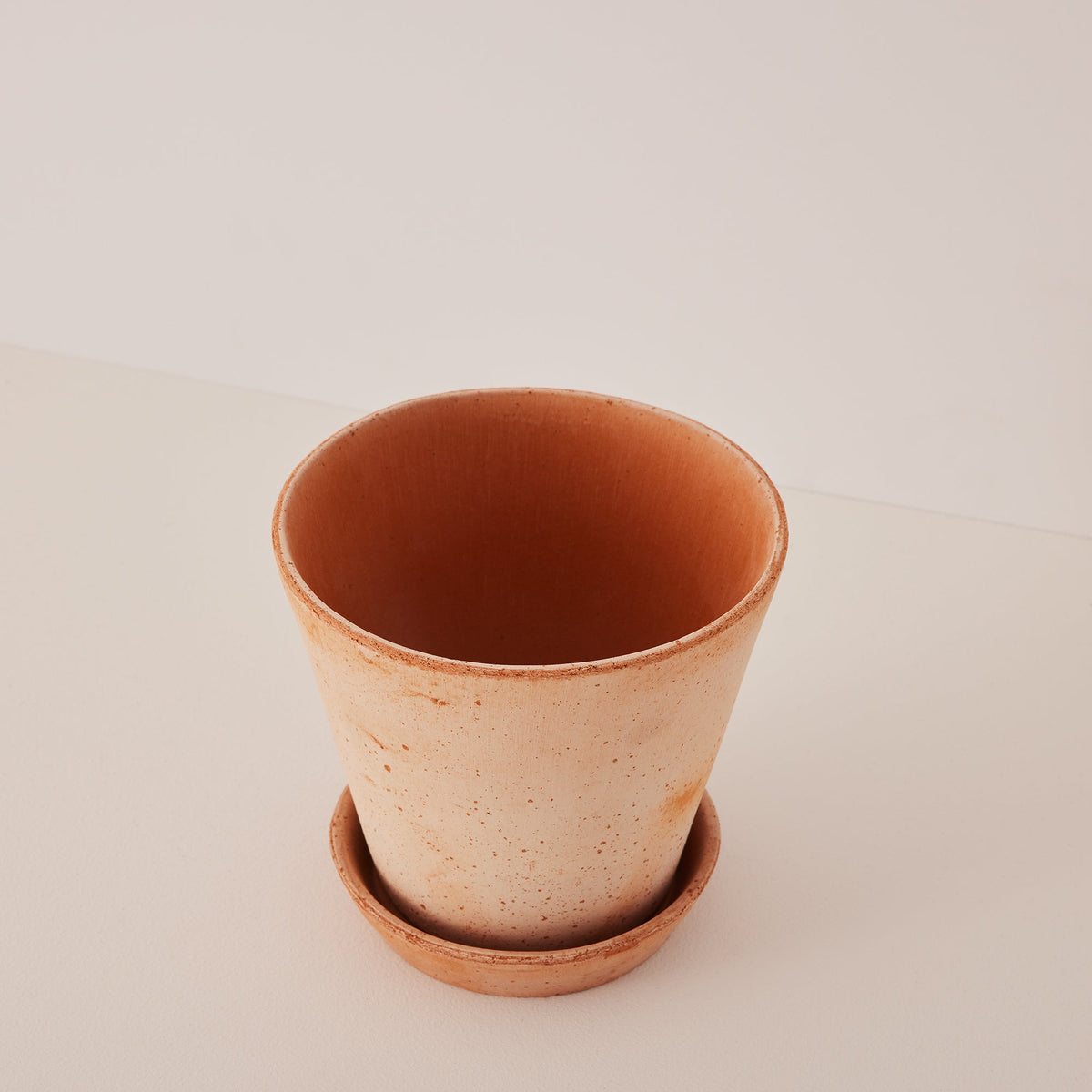 Julie Ø17 Planter & Saucer