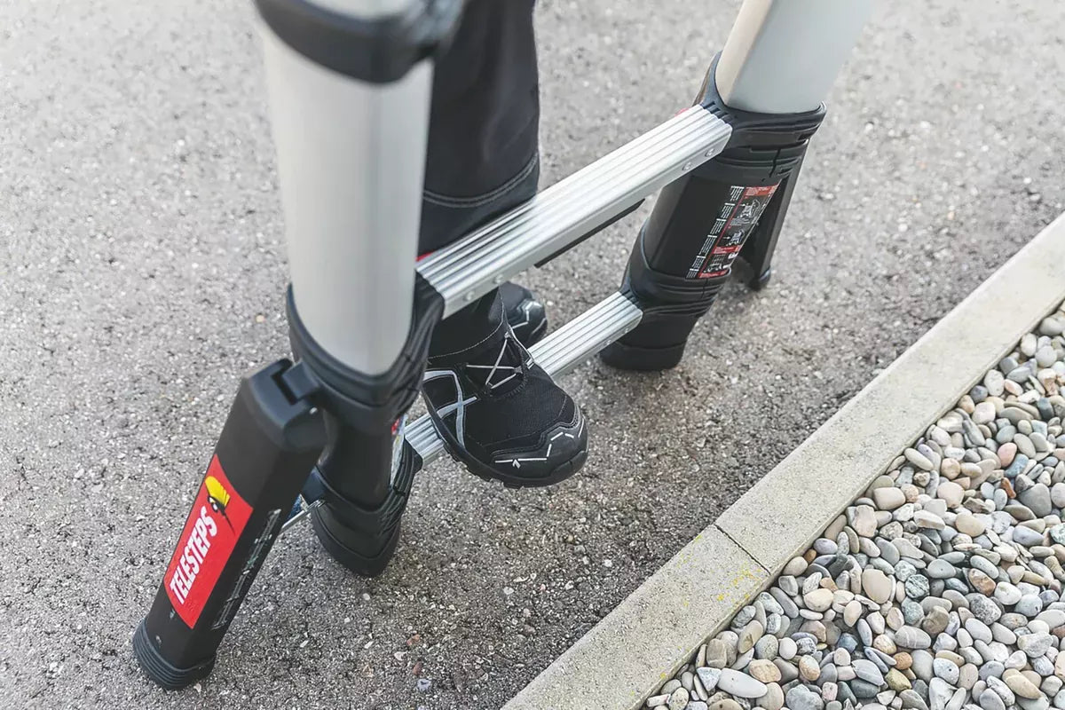 Teleskopleiter mit flache Stufen