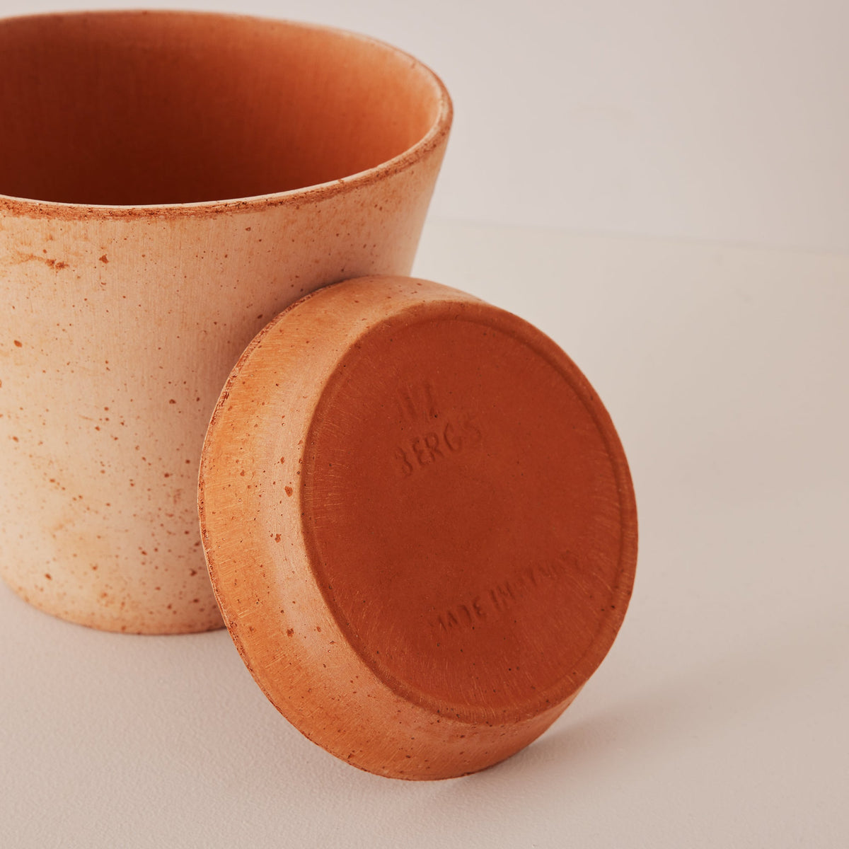 Julie Ø17 Planter & Saucer