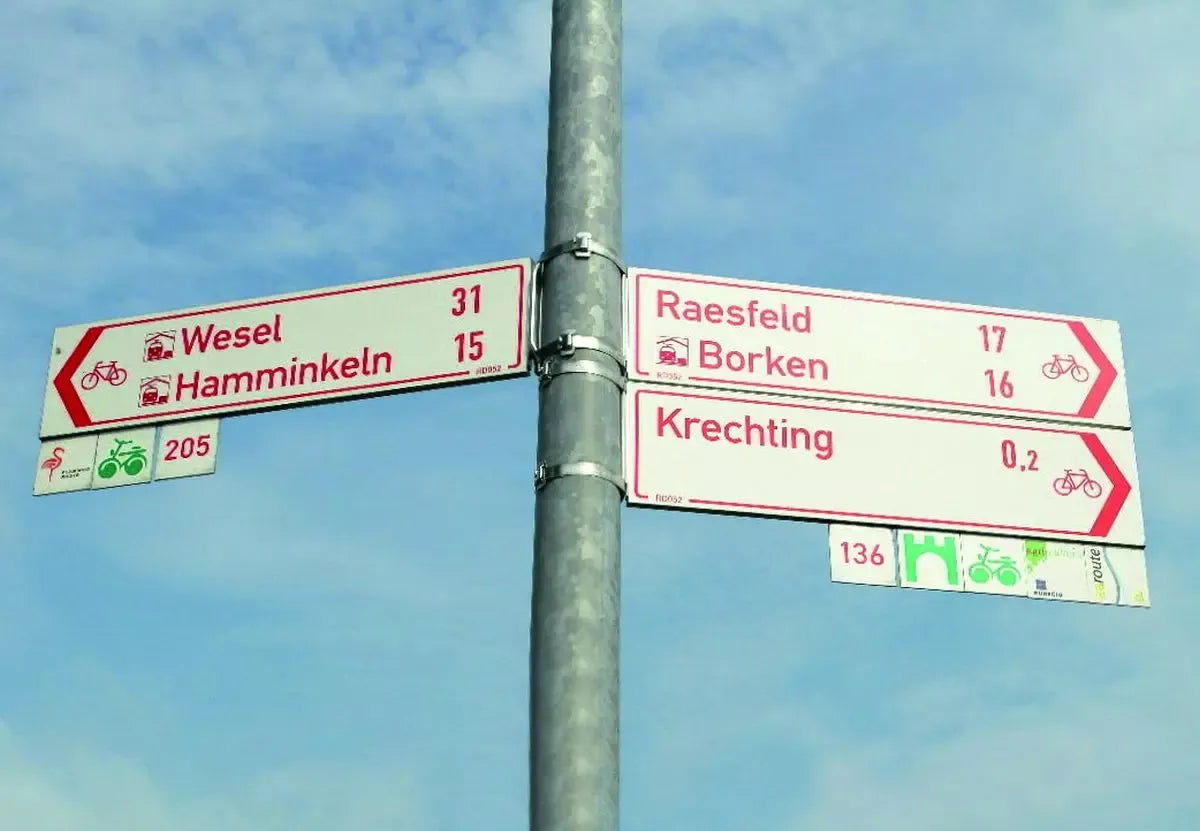 Fahrradroutenwegweiser Pfeilform
